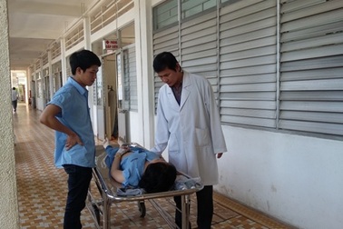 Hàng chục công nhân nhập viện vì nghi bị ngộ độc thực phẩm