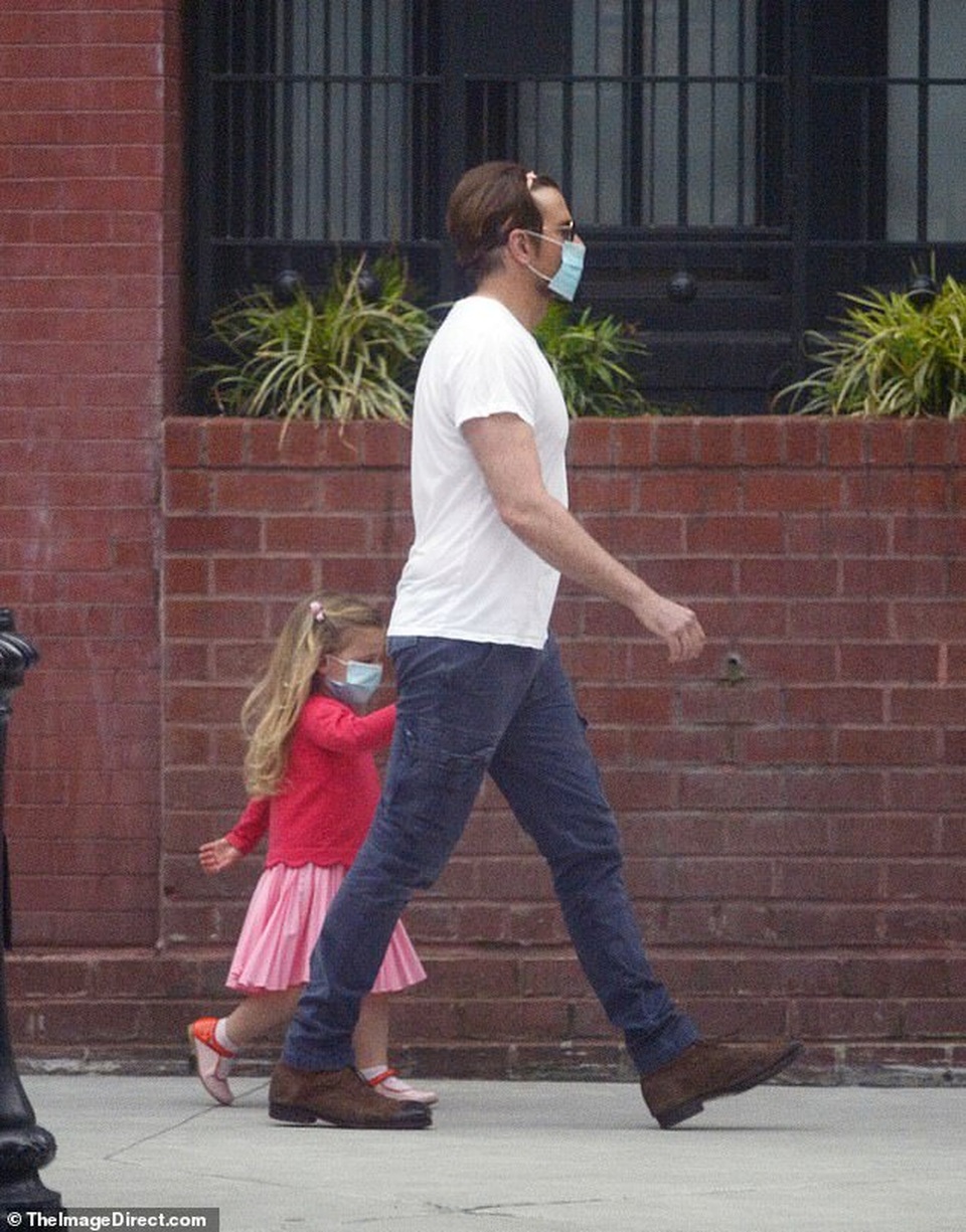 Bradley Cooper đeo băng đô của con ra phố - 3 Bradley Cooper đeo băng đô của con ra phố - 3