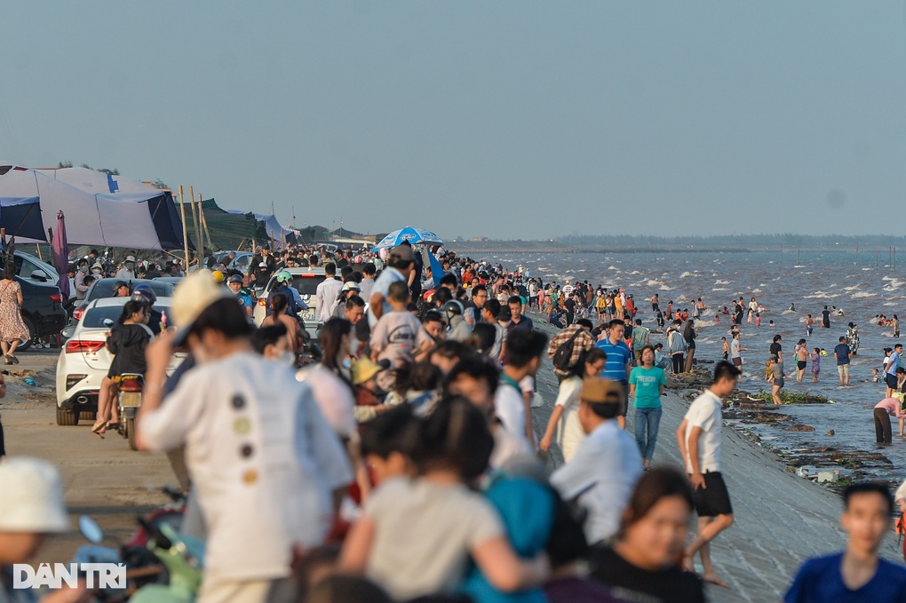 Bãi biển Quất Lâm đông kín người ngày 1/5 - 3 Bãi biển Quất Lâm đông kín người ngày 1/5 - 3