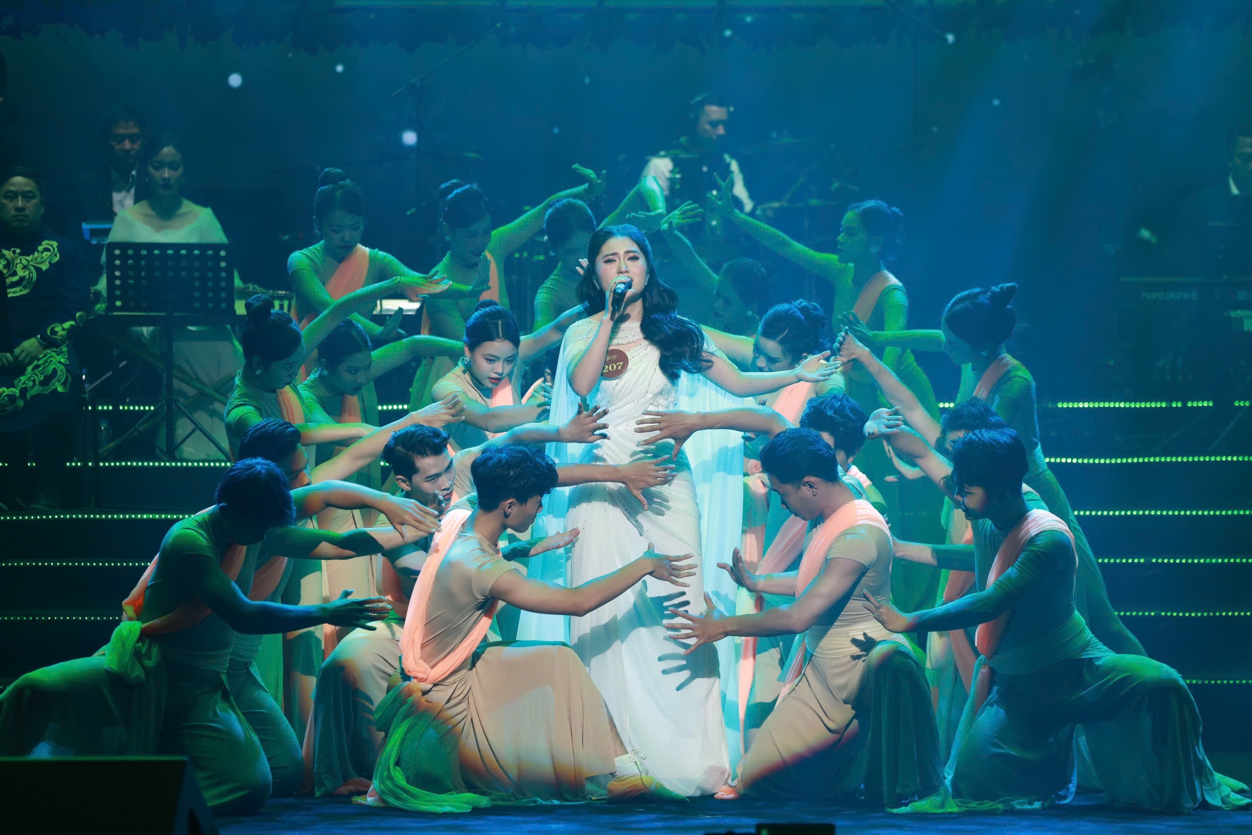 Soutěžící Nguyen Moc An získal zvláštní cenu Hanojské pěvecké soutěže 2024 - 2 Thí sinh Nguyễn Mộc An giành giải đặc biệt cuộc thi Tiếng hát Hà Nội 2024 - 2