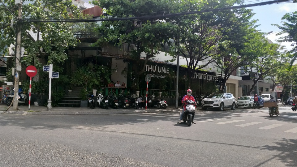 Đà Nẵng: Hết cách ly, nhiều hàng quán vẫn cửa đóng, then cài - 4 Đà Nẵng: Hết cách ly, nhiều hàng quán vẫn cửa đóng, then cài - 4
