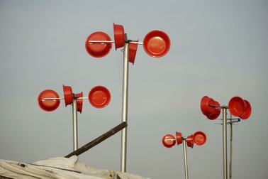 Chậu nhựa tạo điện gió ở xóm thuyền Hà Nội