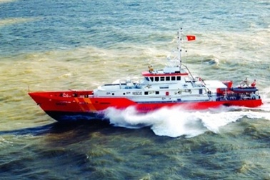 Sóng lớn đánh chìm tàu trên biển, 9 người mất tích 