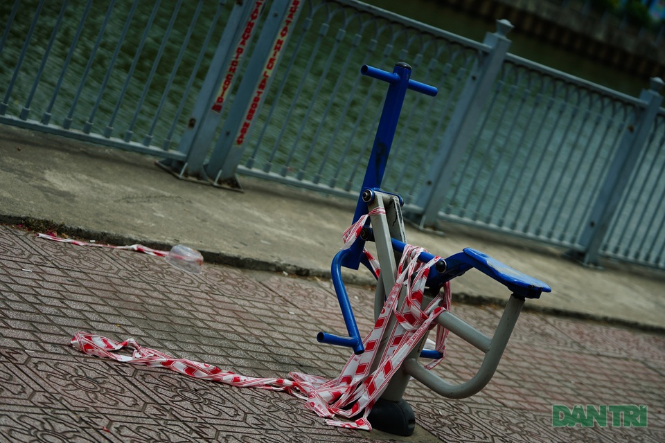 Nhịp sống “bình thường” trước khi lệnh cách ly hết hiệu lực - 3 Nhịp sống “bình thường” trước khi lệnh cách ly hết hiệu lực - 3