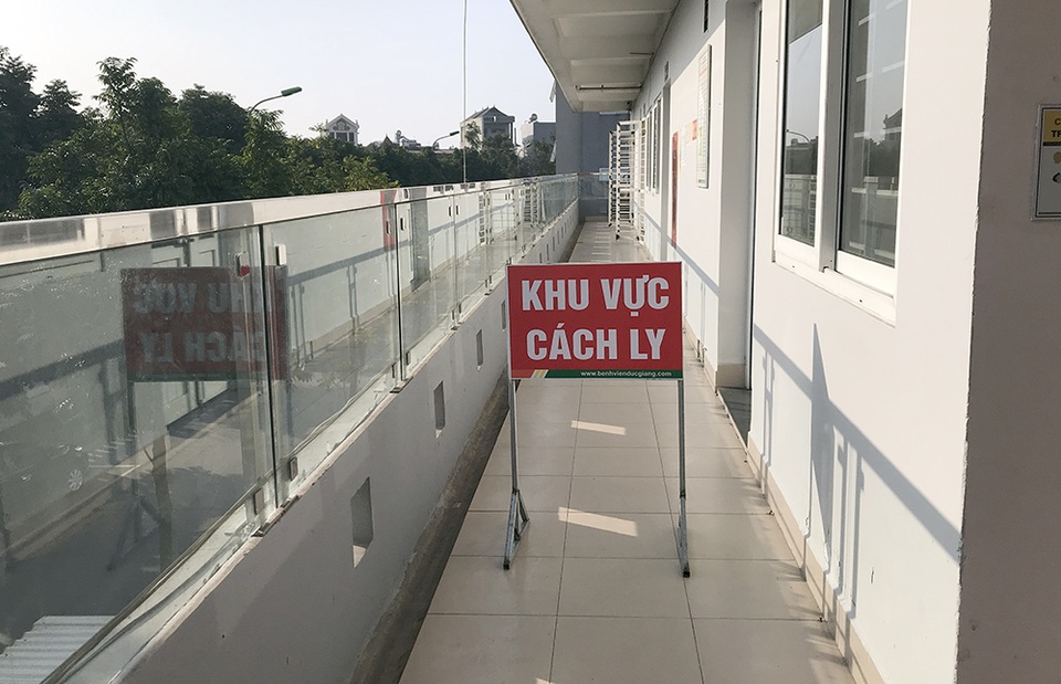 Hà Nội phun thuốc khử trùng quanh khu vực có ca nghi nhiễm Covid-19 thứ 39 - 1 Hà Nội phun thuốc khử trùng quanh khu vực có ca nghi nhiễm Covid-19 thứ 39 - 1