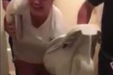 Giải cứu người phụ nữ bị kẹt tay trong... bồn cầu