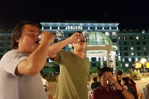 Uống rượu bia ngày tết: “Đủ vui thôi, đừng vui quá”