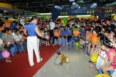 200 em thiếu may mắn vui chơi miễn phí tại Trung tâm thương mại Vincom