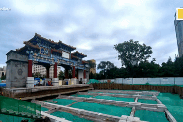 Di dời cổng vòm khổng lồ nặng 600 tấn tương đương 150 con voi ở Trung Quốc