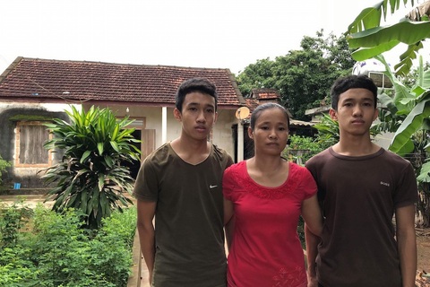 Mồ côi cha, hai anh em sinh đôi lần đầu khiến mẹ phải khóc vì “lỡ” đỗ đại học