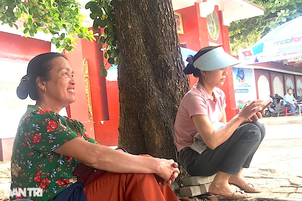 Phụ huynh vượt hàng trăm km từ bản làng xuống phố động viên sĩ tử - 2 Phụ huynh vượt hàng trăm km từ bản làng xuống phố động viên sĩ tử - 2