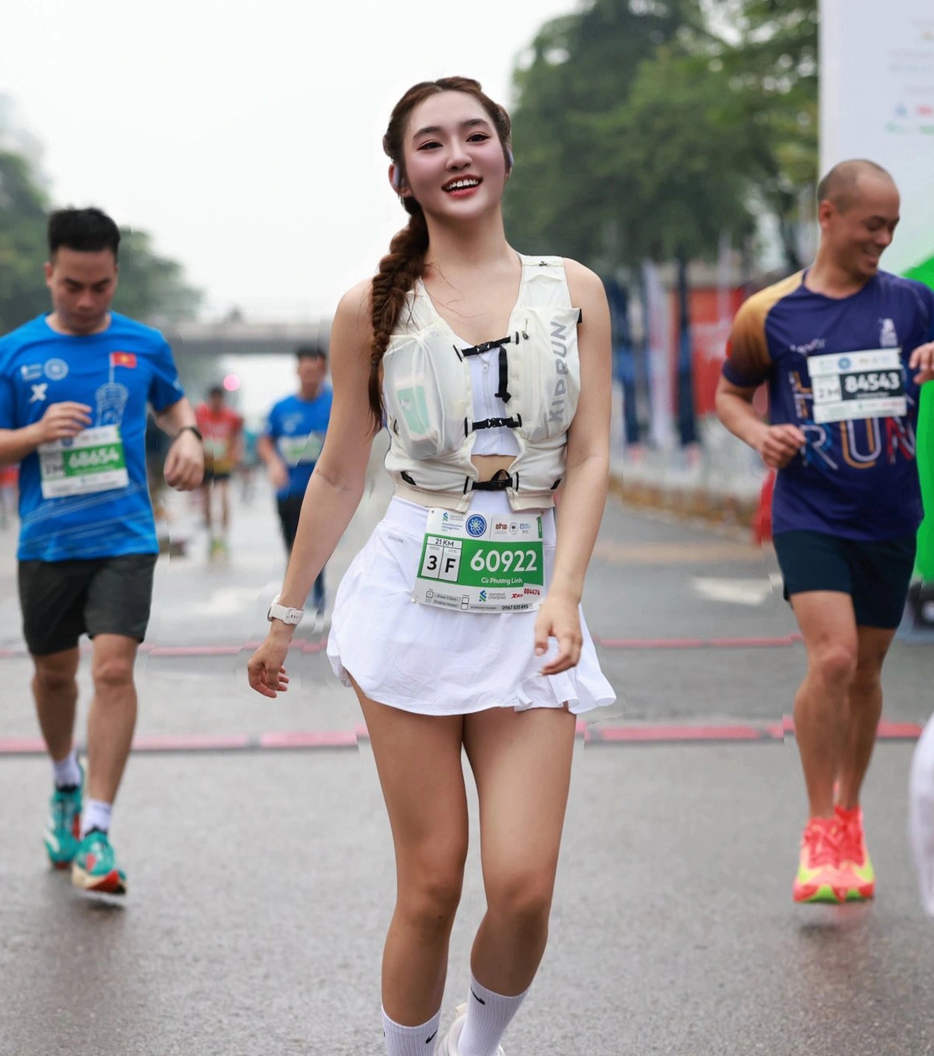 Những bóng hồng xinh đẹp trên đường chạy giải Standard Chartered Marathon - 7