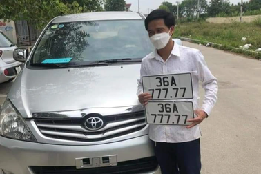 Chiếc xe Innova cũ được trả giá gấp đôi sau một đêm gắn biển ngũ quý 7