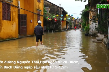 Phố cổ Hội An chìm trong biển nước