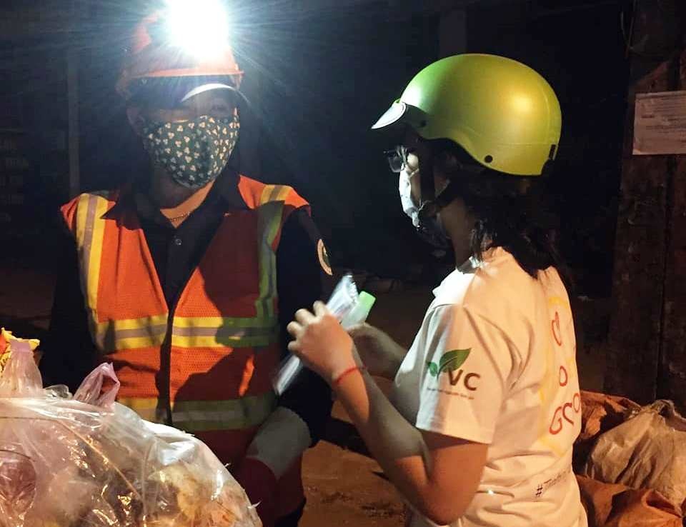 Học sinh đi xin nước rửa tay, khẩu trang về phát cho người dân phòng dịch - 3