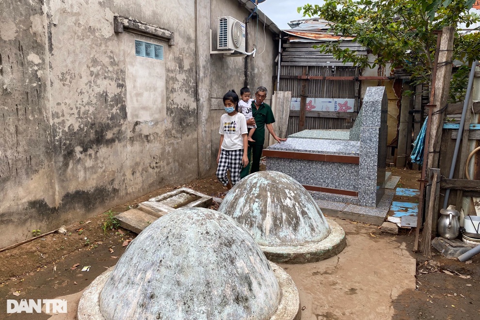 Mẹ mất vì Covid-19, hai con thơ dại lay lắt cùng ông ngoại giữa nghĩa địa - 3 Mẹ mất vì Covid-19, hai con thơ dại lay lắt cùng ông ngoại giữa nghĩa địa - 3