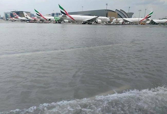 Nước ngập bên trong sân bay Dubai (Ảnh: National).