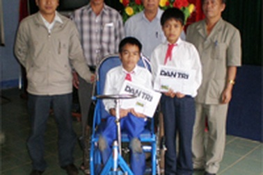 Trao tiền ủng hộ A Trâm và A Pyiưh