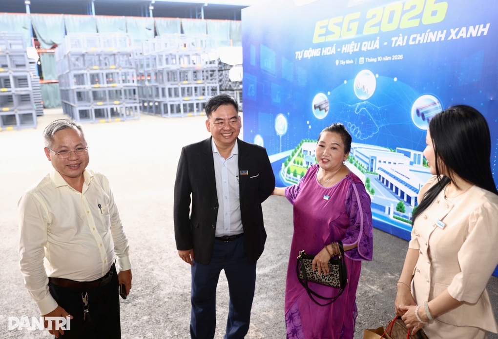 Bà Kim Bình (thứ hai từ phải qua) cùng các doanh nghiệp check-in tại ESG Company Tour tại Tây Ninh (Ảnh: Nam Anh).Bà Kim Bình (thứ hai từ phải qua) cùng các doanh nghiệp check-in tại ESG Company Tour tại Tây Ninh (Ảnh: Nam Anh).