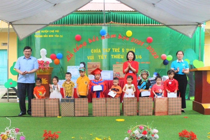 Ông Sầm Văn Du - Phó Giám đốc Sở Giáo dục và Đào tạo cùng đoàn công tác tặng quà cho trẻ em có hoàn cảnh khó khăn tại Trường Mầm non Yên Cư.