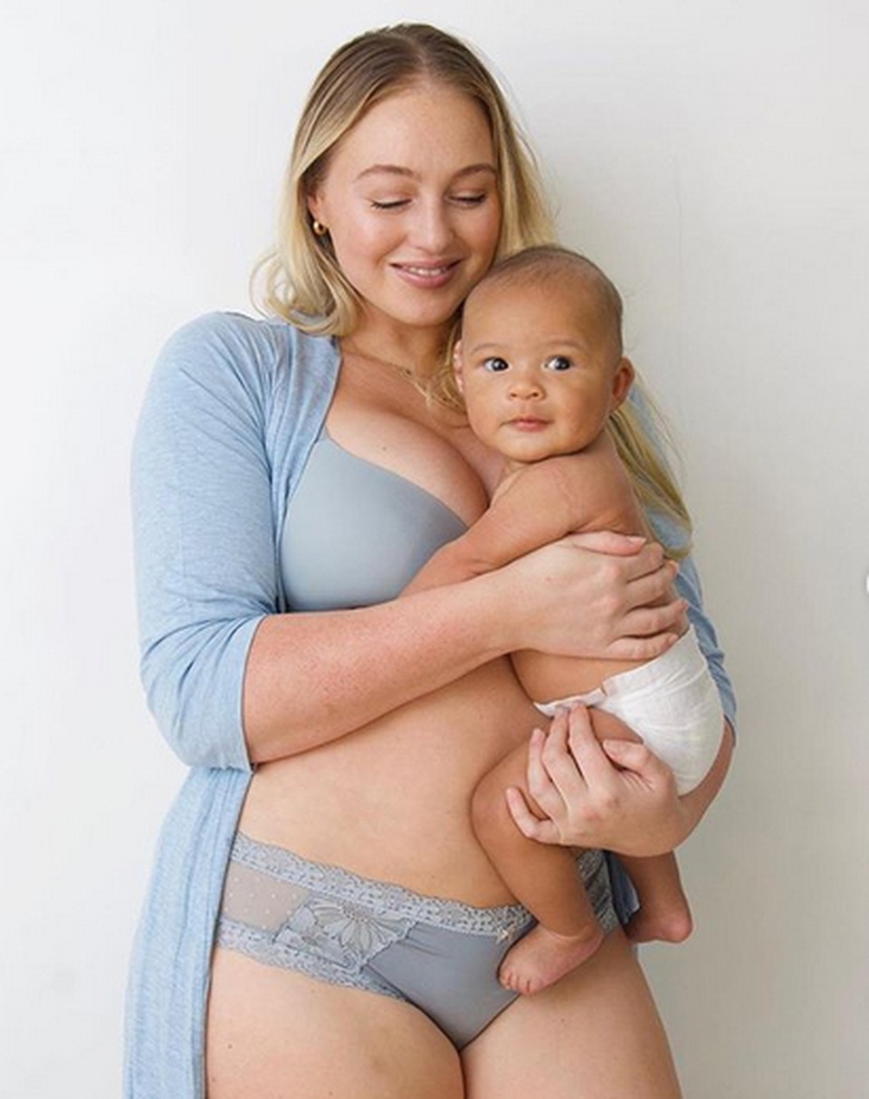 Siêu mẫu ngoại cỡ mặc áo tắm đưa con ra biển - 6 Siêu mẫu ngoại cỡ mặc áo tắm đưa con ra biển - 6