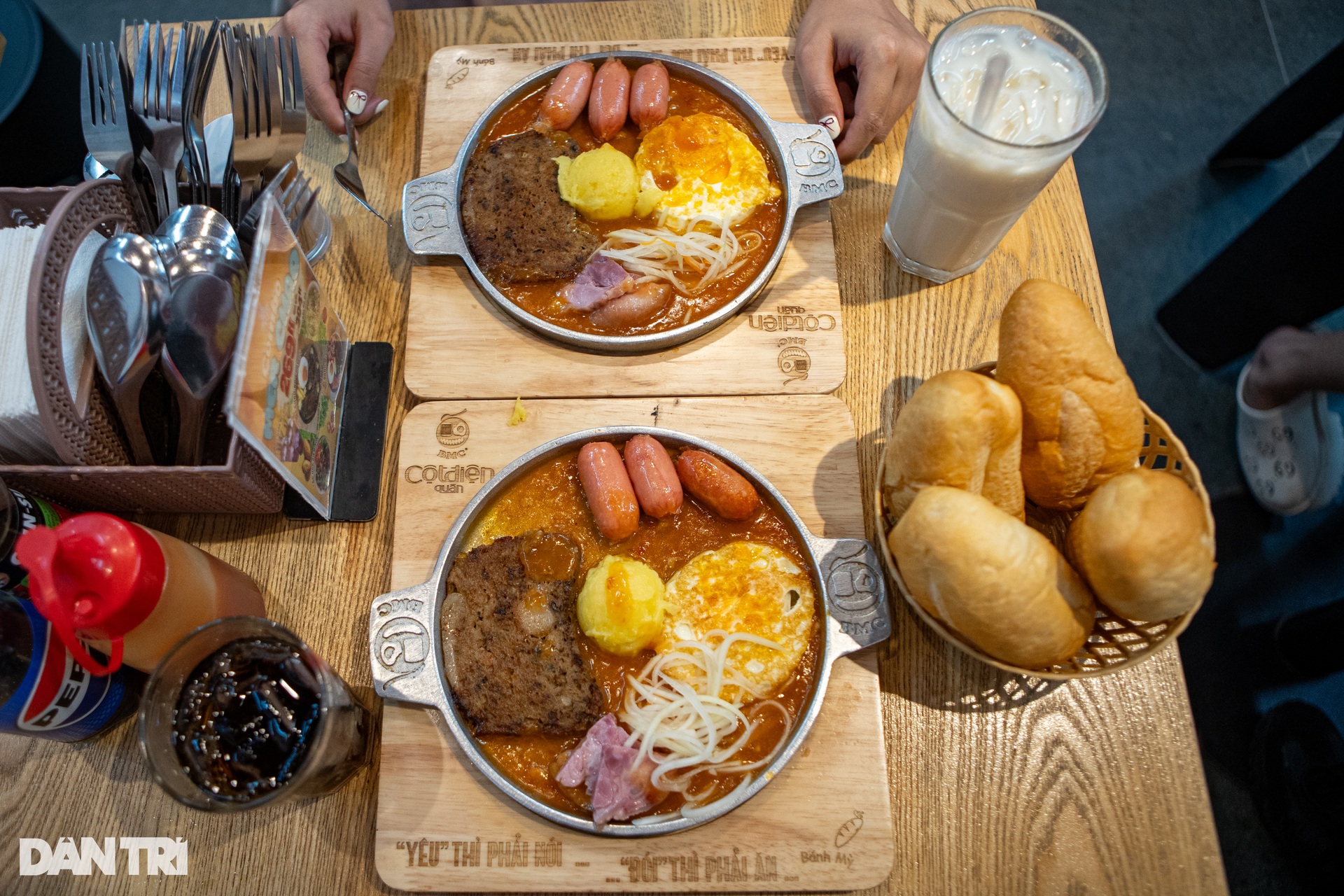 Thực khách rón rén soi miếng pate khi ăn bánh mì chảo vì lo… có dòi - 4 Thực khách rón rén soi miếng pate khi ăn bánh mì chảo vì lo… có dòi - 4