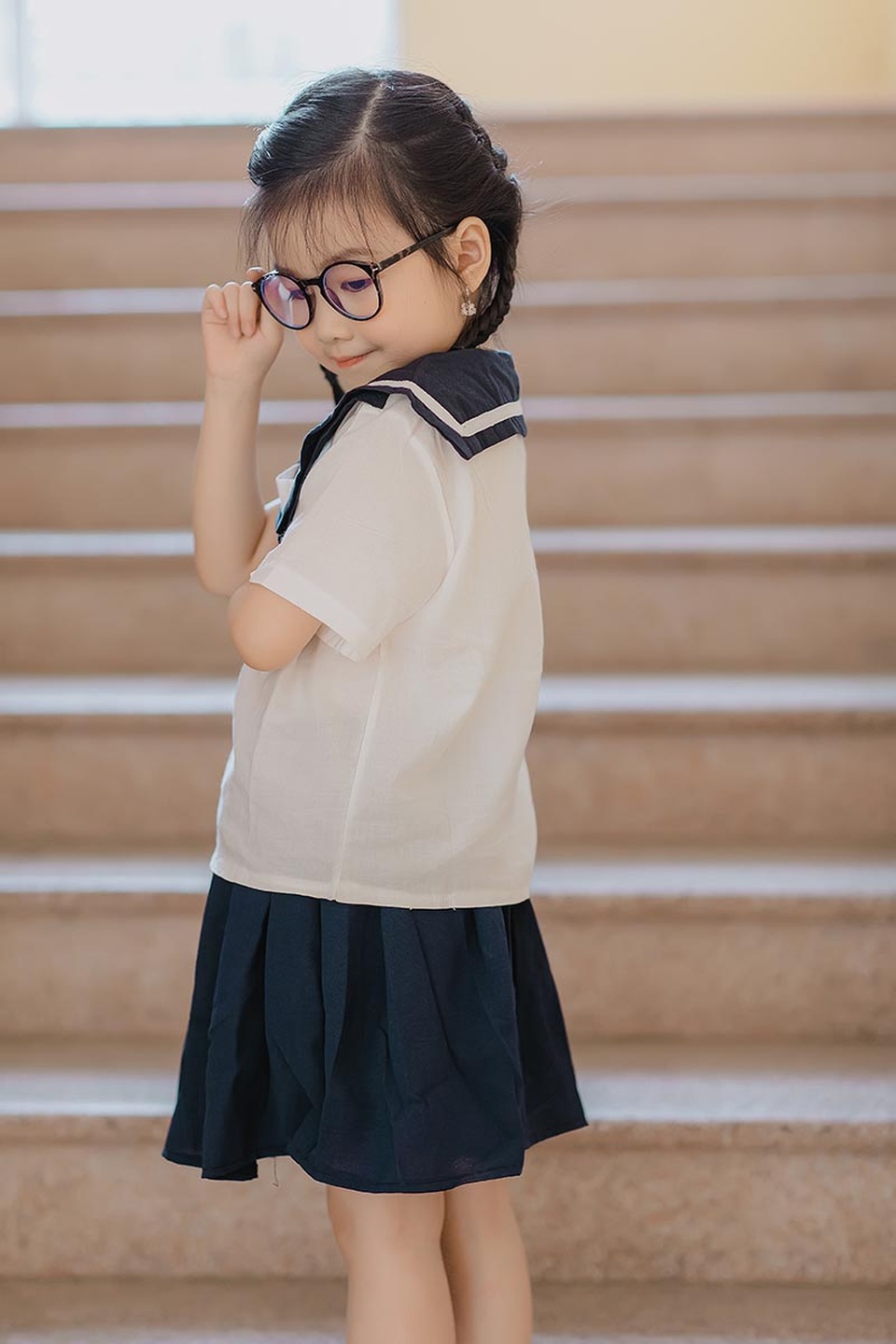Bé gái 6 tuổi nhí nhảnh, dễ thương với bộ ảnh đồng phục học sinh - 9 Bé gái 6 tuổi nhí nhảnh, dễ thương với bộ ảnh đồng phục học sinh - 9