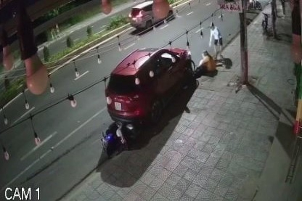 Gã đàn ông nghi lái xe ô tô tông vợ cũ vì ghen tuông - 2 Gã đàn ông nghi lái xe ô tô tông vợ cũ vì ghen tuông - 2