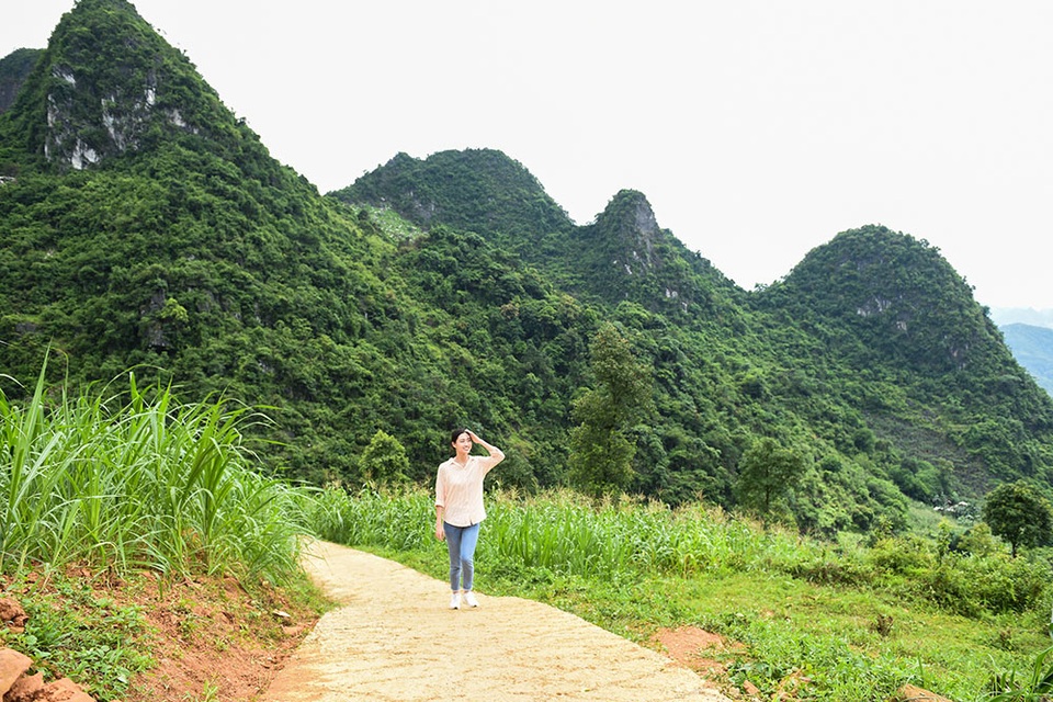 Lương Thùy Linh khánh thành dự án nhân ái “Đắp đường xây ước mơ” - 2 Lương Thùy Linh khánh thành dự án nhân ái “Đắp đường xây ước mơ” - 2