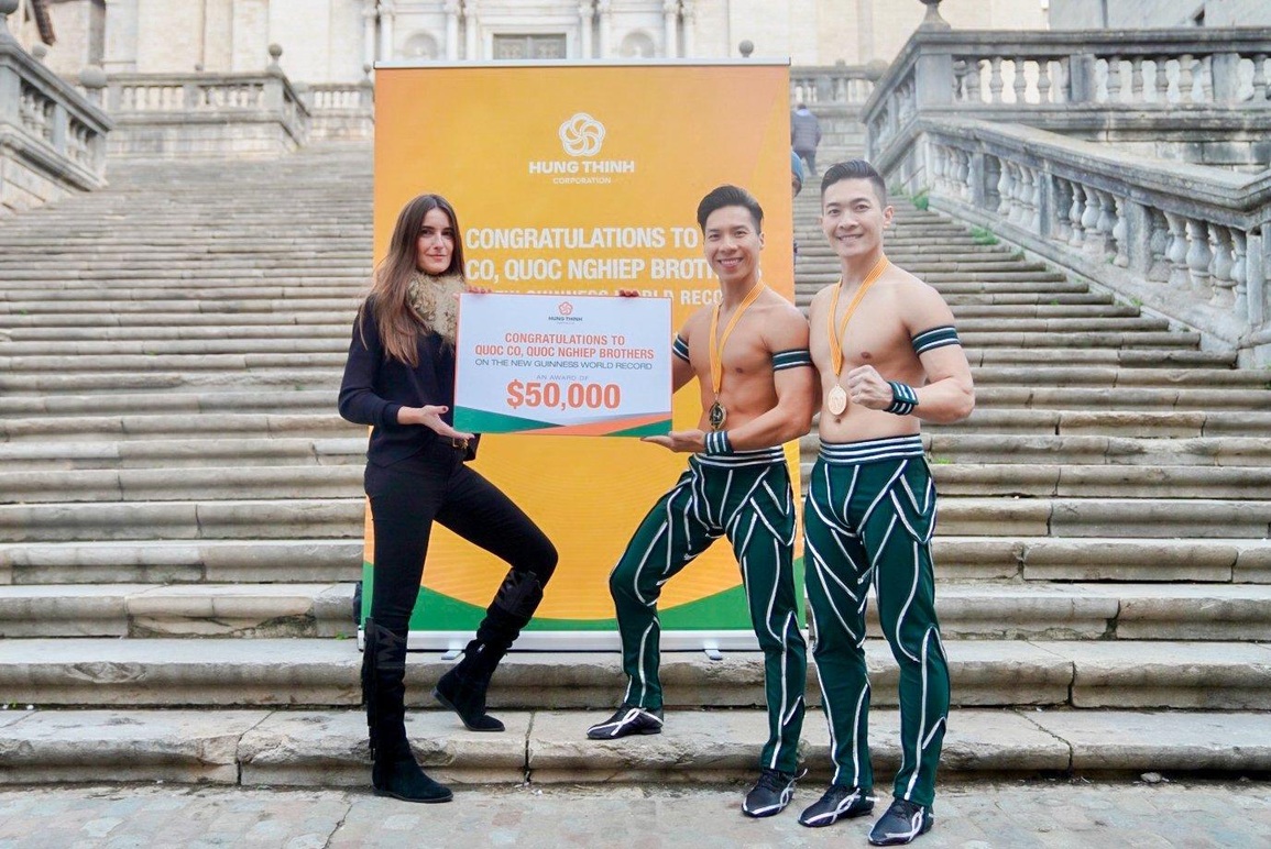 Tập đoàn Hưng Thịnh thưởng nóng hơn 1 tỷ đồng cho hai nghệ sĩ Quốc Cơ, Quốc nghiệp - 1