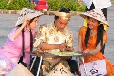 Ông đồ trẻ háo hức viết thư pháp trong ngày Thơ Việt Nam