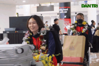 Người hâm mộ chờ nhiều giờ đồng hồ, quây kín tuyển nữ Việt Nam khi về nước