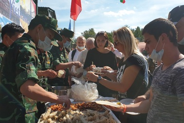 Bếp dã chiến thu hút khách ăn tại Army Games