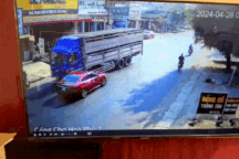 Ô tô con rơi bánh sau khi tông xe chở lợn