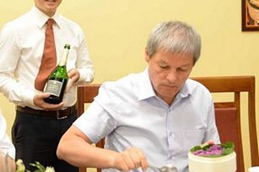 Thủ tướng Romania thưởng thức đặc sản vùng núi phía Bắc tại Hà Nội