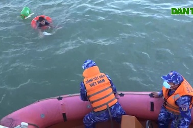 Giải cứu ngư dân liều mình nhảy xuống biển giữa đêm