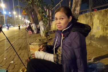 Người lao động mưu sinh trong đêm đông Hà Nội