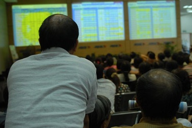 Thanh khoản giảm 40%, Vn-Index mất thêm 5,84 điểm