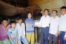 Cụ bà sống lay lắt gầm cầu thang bệnh viện: "Chưa bao giờ tôi được cầm số tiền lớn như thế này"