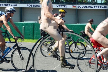 Hàng trăm người đạp xe trên phố trong tình trạng... khoả thân