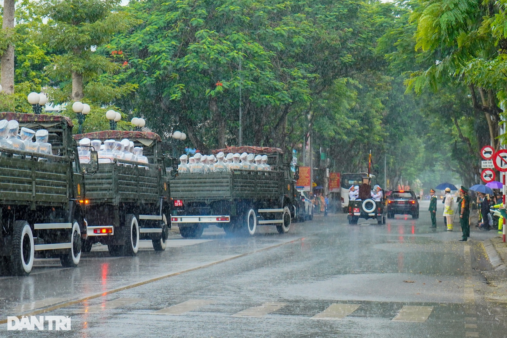 Linh xa đưa Phó Thủ tướng Lê Văn Thành về nơi an nghỉ cuối cùng - 17 Linh xa đưa Phó Thủ tướng Lê Văn Thành về nơi an nghỉ cuối cùng - 17