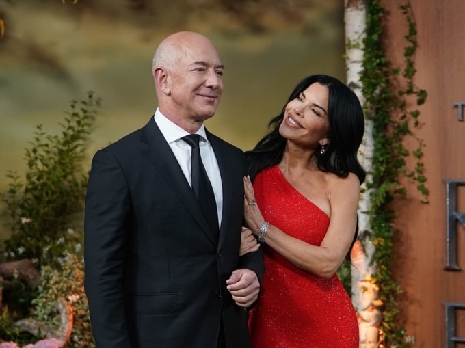 Vợ chồng tỷ phú Jeff Bezos tay trong tay hạnh phúc trước đám cưới thế kỷ - 5
