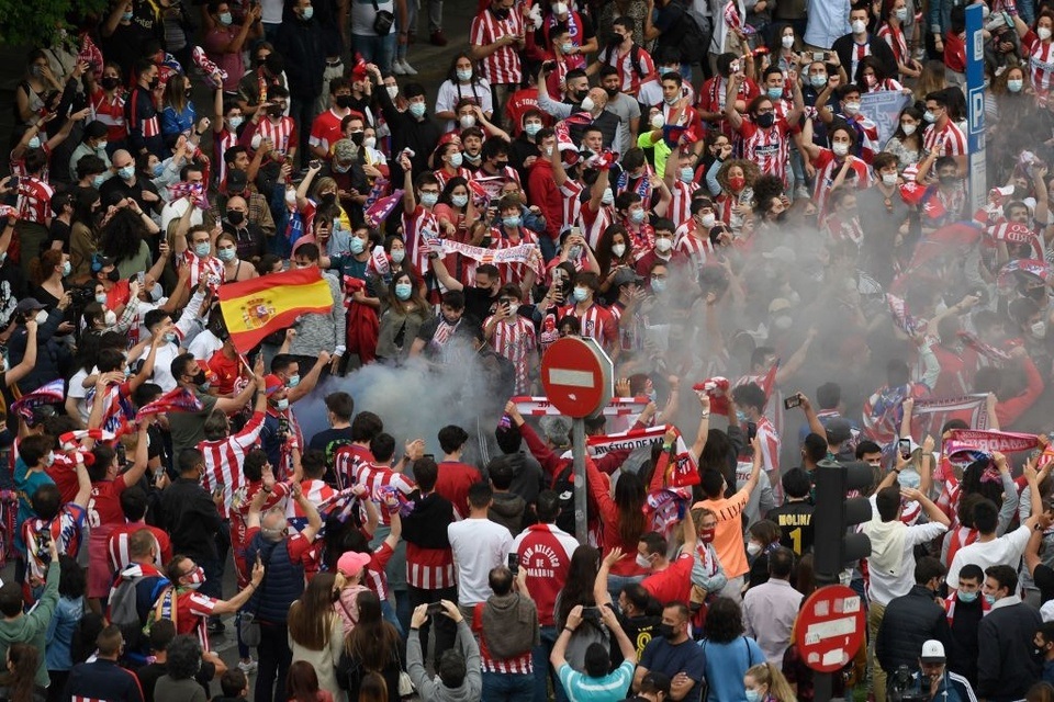 Cổ động viên trẻ qua đời trong khi ăn mừng Atletico Madrid vô địch - 8 Cổ động viên trẻ qua đời trong khi ăn mừng Atletico Madrid vô địch - 8