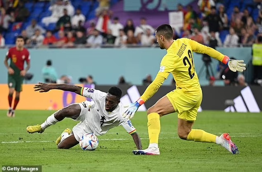 Ronaldo hốt hoảng vì sai lầm của thủ môn Bồ Đào Nha - 2 Ronaldo hốt hoảng vì sai lầm của thủ môn Bồ Đào Nha - 2
