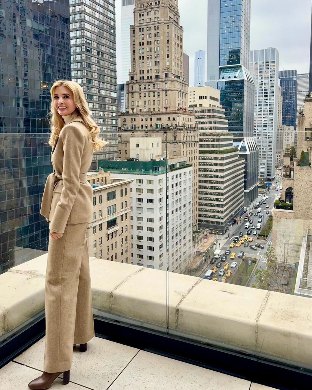 Ivanka Trump thường chọn những bộ vest được may đo với các gam màu trung tính, mang đến cho cô vẻ ngoài chỉn chu và chuyên nghiệp. Chiếc áo "Adrienne Blazer" cùng thiết kế thắt ở eo làm tôn lên vóc dáng của Ivanka Trump. Cô diện bộ đồ đến từ nhà mốt Favorite Daughter được khá nhiều người nổi tiếng lựa chọn bởi thiết kế dễ mặc, dễ phối đồ mà không quá đắt đỏ (Ảnh: @ivankatrump).