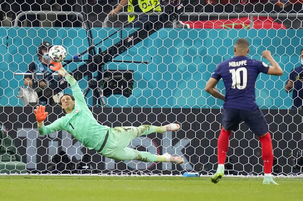 Nỗi đau xé lòng của Mbappe khi hóa tội đồ khiến Pháp bị loại ở Euro 2020 - 13 Nỗi đau xé lòng của Mbappe khi hóa tội đồ khiến Pháp bị loại ở Euro 2020 - 13