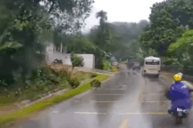 Xe tải trượt như diễn xiếc trên đường vì phóng nhanh, phanh gấp lúc mưa