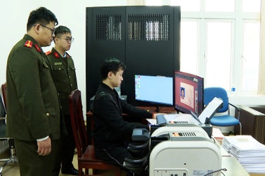 Bắt “ông trùm” 9x điều hành đường dây chuyên sản xuất giấy tờ giả