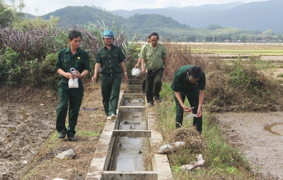 Cựu chiến binh vận động dân gom vỏ thuốc bảo vệ thực vật để bảo vệ môi trường - 6