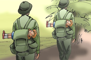 Cô búp bê có hàng mi chớp chớp trên ba lô người lính